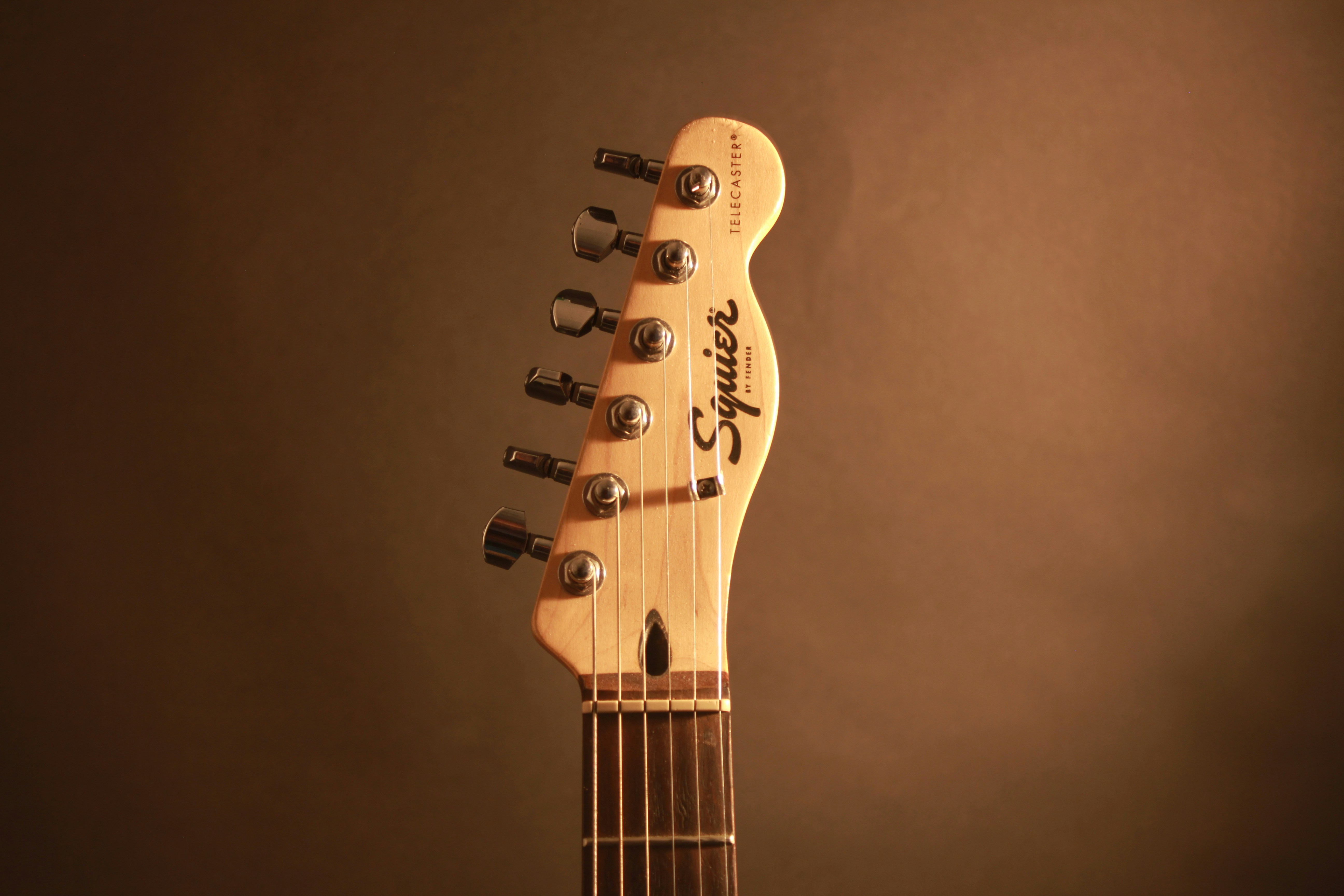 Dlaczego gitara fałszuje mimo strojenia? Intonacja gitary okiem lutnika